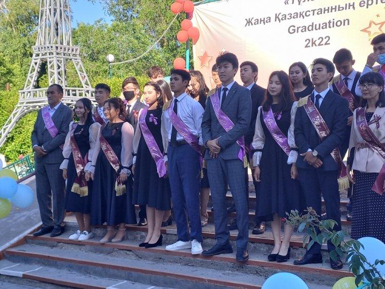 Мектеп түлектеріне аттестат тапсыру салтанатты жиыны