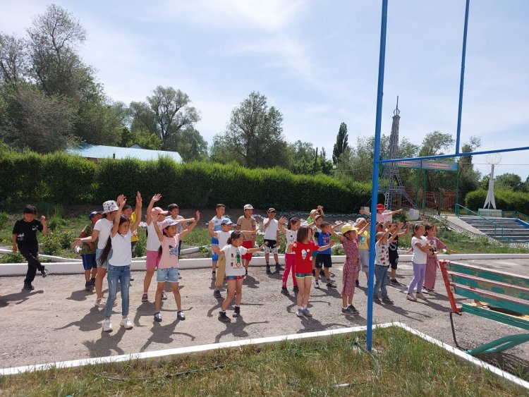 Мектеп жанындағы ойын алаңы