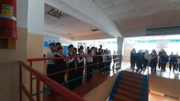 "Ахмет Байтұрсынұлы атындағы орта мектебі" КММ-де 21 қазан мектеп қызметкерлері, оқушылары, ұстаздары Жаңартылған "Біртұтас тәрбие " бағдарламасының кешенді жоспарына сәйкес оқу аптасының бірінші күнінде ҚР Әнұранын орындады