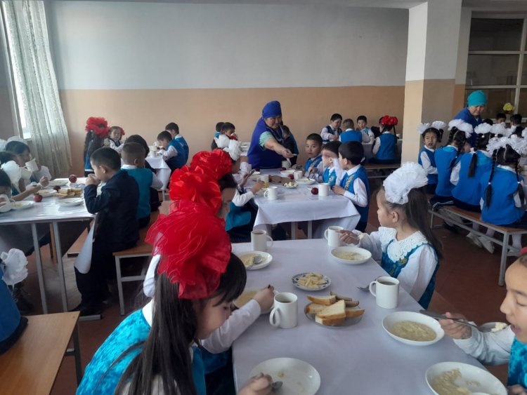 Оқушылардың тамақтанып отырған сәті
