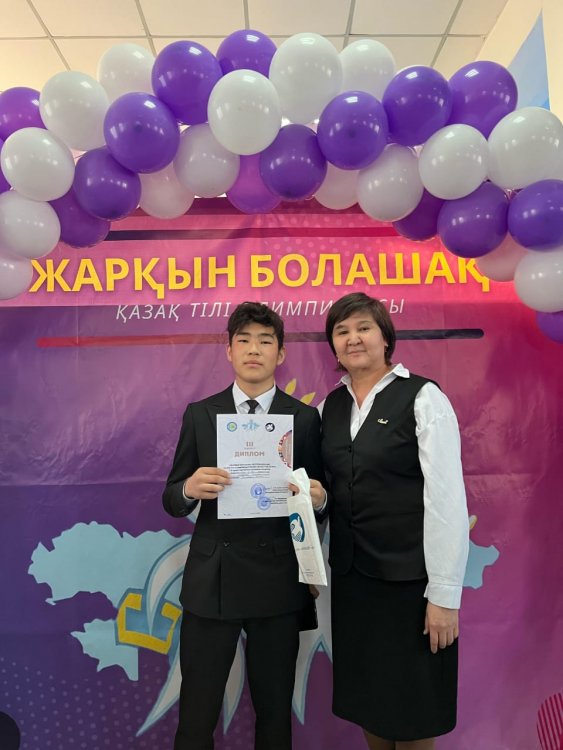 "Жарқын болашақ" республикалық қазақ тілі олимпиадасының облыстық кезеңінде "Бейнелеушілер" номинациясы бойынша жүлделі III орын иегері 10-сынып оқушысы Шакиртов Райымбек Жетекшісі: Бейсебаева Карлыга Абдигалиевна