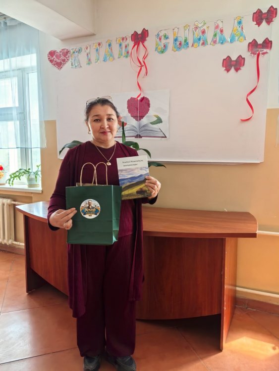 Көкбай Жаңатайұлының 165  жылдығына орай мектеп кітапханасына берілген  сый